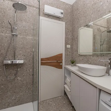 Willa Hillson Makarska